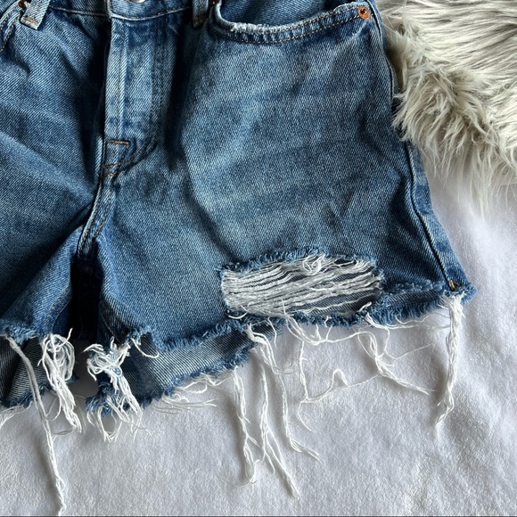 Topshop Ashley Medium Wash Distressed Moto Shorts size 2 Raw Hem EUC - Picture 2 of 6